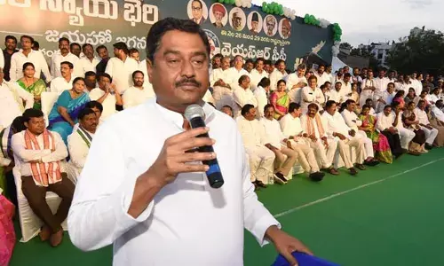 Dharmana Prasada Rao : ఖాతాల్లో డబ్బులు వేస్తున్నాంగా..... అన్ని అవసరాలూ తీర్చాలంటే ఎలా...? Dharmana Prasada Rao : ఖాతాల్లో డబ్బులు వేస్తున్నాంగా..... అన్ని అవసరాలూ తీర్చాలంటే ఎలా...?