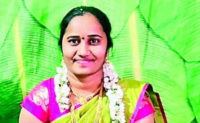 Medak : బ్రెయిన్స్ట్రోక్తో మృతి.. కాళ్లపారాణి ఆరకముందే నవవధువుకు నూరేళ్లు..! Medak : బ్రెయిన్స్ట్రోక్తో మృతి.. కాళ్లపారాణి ఆరకముందే నవవధువుకు నూరేళ్లు..!