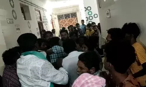 Khammam: అక్రమ సంబంధం పెట్టుకున్న భార్యపై భర్త దాడి.. పరిస్థితి విషమం.. Khammam: అక్రమ సంబంధం పెట్టుకున్న భార్యపై భర్త దాడి.. పరిస్థితి విషమం..