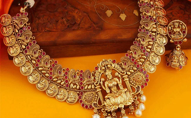 Gold and Silver Rates Today : భారీగానే తగ్గిన బంగారం, వెండి ధరలు.. ఈరోజు మార్కెట్లో ఇలా..! Gold and Silver Rates Today : భారీగానే తగ్గిన బంగారం, వెండి ధరలు.. ఈరోజు మార్కెట్లో ఇలా..!