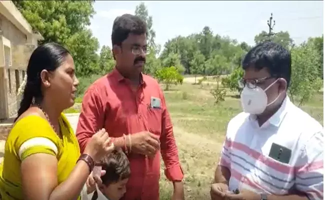 Anantapur : పారాసిటమాల్ సిరప్ బదులు స్కిన్ లోషన్.. ఏడేళ్ల బాలుడి ప్రాణం మీదకు Anantapur : పారాసిటమాల్ సిరప్ బదులు స్కిన్ లోషన్.. ఏడేళ్ల బాలుడి ప్రాణం మీదకు