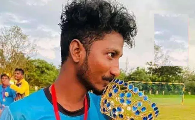 Vijayawada: విజయవాడలో ఫుట్బాల్ ప్లేయర్ దారుణహత్య.. ఒక్కసారిగా కత్తి పోట్లతో.. Vijayawada: విజయవాడలో ఫుట్బాల్ ప్లేయర్ దారుణహత్య.. ఒక్కసారిగా కత్తి పోట్లతో..