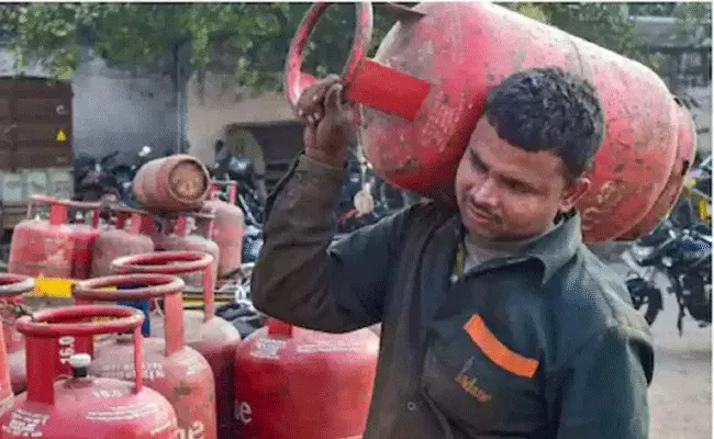 LPG Price: తగ్గిన కమర్షియల్ ఎల్‌పీజీ ధరలు.. ఒక్కో సిలిండర్‌పై..