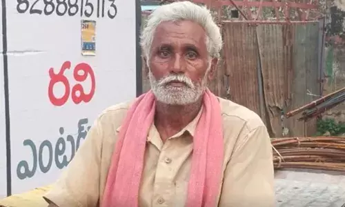 Vizianagaram : వాలంటీర్ ఓవరాక్షన్.. వృద్దుడి పెన్షన్ నిలిపివేత Vizianagaram : వాలంటీర్ ఓవరాక్షన్.. వృద్దుడి పెన్షన్ నిలిపివేత