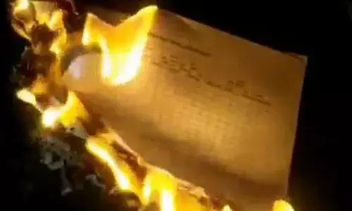 Bapatla :  వాలంటీర్ అసహనం.. సర్వే పేపర్లు తగలబెట్టాడు...! Bapatla :  వాలంటీర్ అసహనం.. సర్వే పేపర్లు తగలబెట్టాడు...!