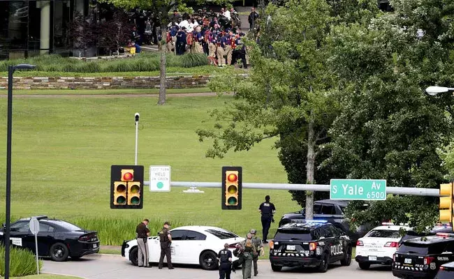 America: అమెరికాలో మళ్లీ కాల్పుల మోత.. నలుగురిని చంపి ఆపై.. America: అమెరికాలో మళ్లీ కాల్పుల మోత.. నలుగురిని చంపి ఆపై..