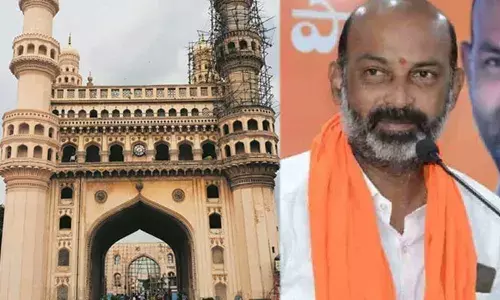 Charminar: చార్మినార్ నమాజ్ ఎపిసోడ్కు రాజకీయ రంగు.. బండి సంజయ్ సంచలన వ్యాఖ్యలు.. Charminar: చార్మినార్ నమాజ్ ఎపిసోడ్కు రాజకీయ రంగు.. బండి సంజయ్ సంచలన వ్యాఖ్యలు..