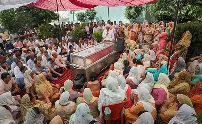 Kashmir: వరుస హత్యలతో వణుకుతున్న కశ్మీర్.. నెల వ్యవధిలో నలుగురిని.. Kashmir: వరుస హత్యలతో వణుకుతున్న కశ్మీర్.. నెల వ్యవధిలో నలుగురిని..