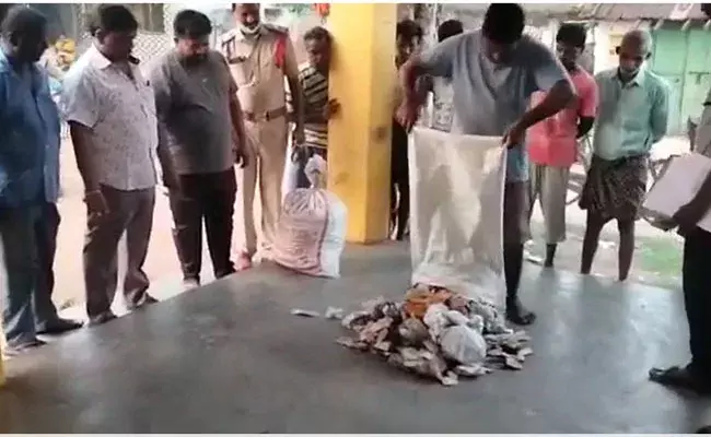 Kakinada: బిచ్చగాడు కాదు ధనవంతుడు..! సాధువు ఇంట డబ్బు సంచులు..