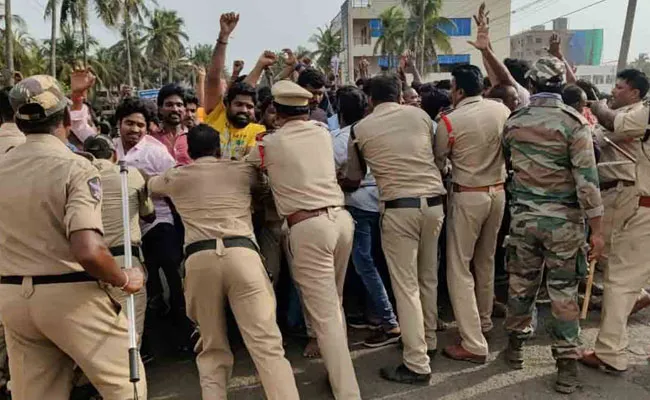 Amalapuram: అమలాపురం అల్లర్ల కేసులో మరో 20 మంది అరెస్ట్.. దర్యాప్తు ముమ్మరం.. Amalapuram: అమలాపురం అల్లర్ల కేసులో మరో 20 మంది అరెస్ట్.. దర్యాప్తు ముమ్మరం..