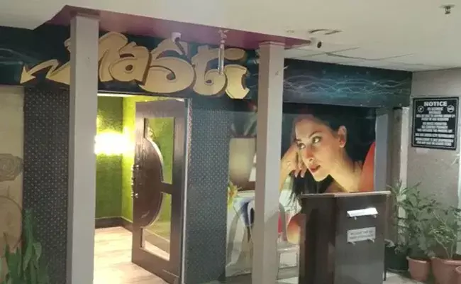 Hyderabad: పబ్లో పోలీసుల తనిఖీలు.. అశ్లీల నృత్యాలు చేస్తున్న యువతులు అరెస్ట్.. Hyderabad: పబ్లో పోలీసుల తనిఖీలు.. అశ్లీల నృత్యాలు చేస్తున్న యువతులు అరెస్ట్..