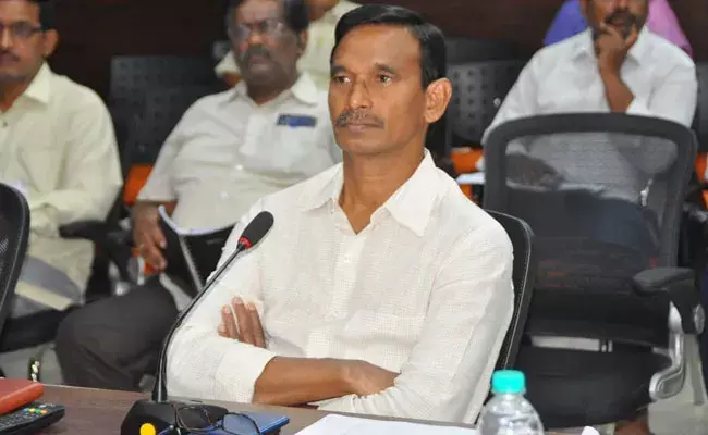 Kurnool: ఆదర్శాలను ఆచరణలో చూపించిన కలెక్టర్.. కుమారుడిని అంగన్వాడీ స్కూల్లో చేర్పించి.. Kurnool: ఆదర్శాలను ఆచరణలో చూపించిన కలెక్టర్.. కుమారుడిని అంగన్వాడీ స్కూల్లో చేర్పించి..