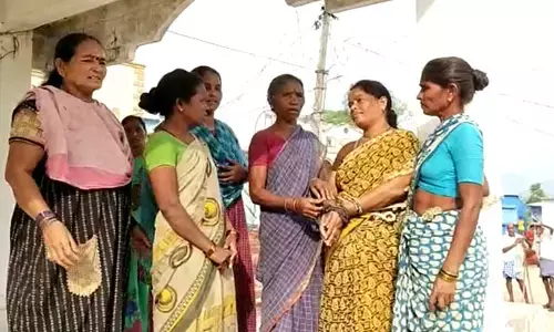 Parvathipuram Manyam District: మహిళను తాళ్లతో కట్టేసిన గ్రామస్తులు.. ఎందుకంటే..?