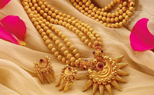 Gold and Silver Rates Today : తగ్గిన బంగారం, నిలకడగా వెండి ధరలు..! Gold and Silver Rates Today : తగ్గిన బంగారం, నిలకడగా వెండి ధరలు..!