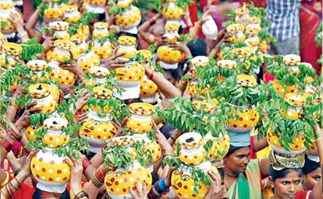Bonalu 2022: తెలంగాణలో బోనాలకు సర్వం సిద్ధం.. ఏర్పాట్లపై తలసాని శ్రీనివాస్ యాదవ్ సమీక్ష.. Bonalu 2022: తెలంగాణలో బోనాలకు సర్వం సిద్ధం.. ఏర్పాట్లపై తలసాని శ్రీనివాస్ యాదవ్ సమీక్ష..