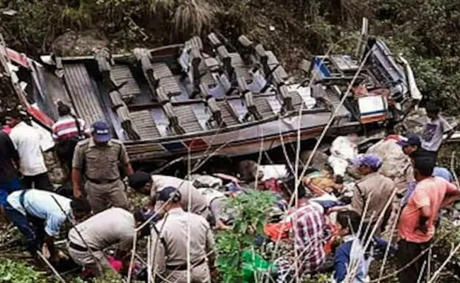 Uttarakhand: ఉత్తరాఖండ్లో ఘోర ప్రమాదం.. లోయలో పడిన బస్సు.. 23 మంది మృతి.. Uttarakhand: ఉత్తరాఖండ్లో ఘోర ప్రమాదం.. లోయలో పడిన బస్సు.. 23 మంది మృతి..