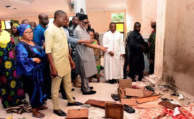 Nigeria: నైజీరియాలోని చర్చిలో ఉగ్రవాదుల మారణహోమం.. కాల్పుల్లో 50 మంది మృతి.. Nigeria: నైజీరియాలోని చర్చిలో ఉగ్రవాదుల మారణహోమం.. కాల్పుల్లో 50 మంది మృతి..