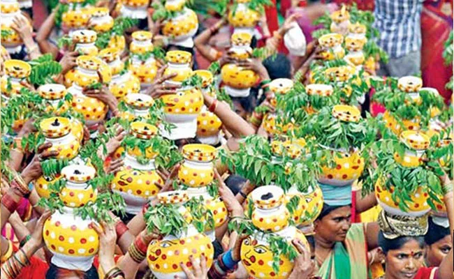 Bonalu 2022: తెలంగాణలో బోనాలకు సర్వం సిద్ధం.. ఏర్పాట్లపై తలసాని శ్రీనివాస్ యాదవ్ సమీక్ష.. Bonalu 2022: తెలంగాణలో బోనాలకు సర్వం సిద్ధం.. ఏర్పాట్లపై తలసాని శ్రీనివాస్ యాదవ్ సమీక్ష..