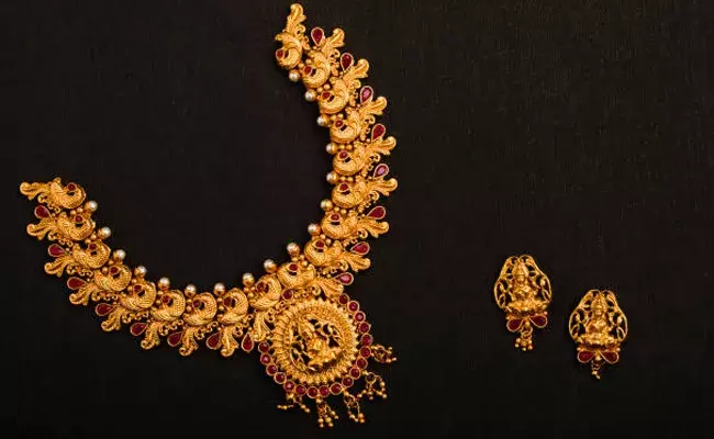 Gold and Silver Rates Today : తగ్గిన బంగారం, వెండి ధరలు..! Gold and Silver Rates Today : తగ్గిన బంగారం, వెండి ధరలు..!