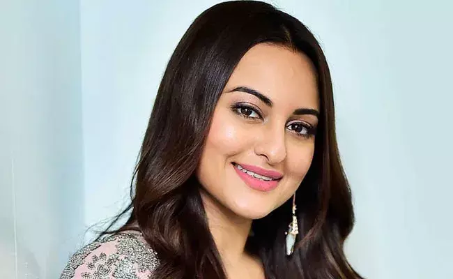 Sonakshi Sinha: సోనాక్షి పుట్టినరోజు.. ఐ లవ్యూ అంటూ వీడియో షేర్ చేసిన హీరో.. Sonakshi Sinha: సోనాక్షి పుట్టినరోజు.. ఐ లవ్యూ అంటూ వీడియో షేర్ చేసిన హీరో..