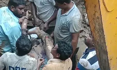 Khammam: ఖమ్మంలో విషాదం.. పైపులో ఇరుక్కుని మున్సిపల్‌ కార్మికుడు మృతి..