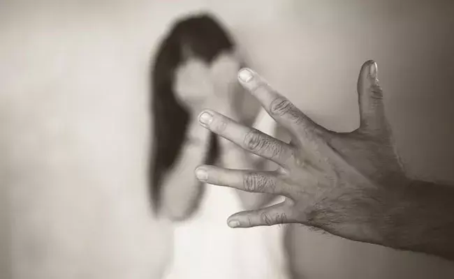 Hyderabad: జూబ్లీహిల్స్ పోలీస్ స్టేషన్ పరిధిలో మరో కిడ్నాప్, అత్యాచారం.. Hyderabad: జూబ్లీహిల్స్ పోలీస్ స్టేషన్ పరిధిలో మరో కిడ్నాప్, అత్యాచారం..