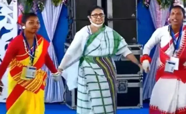 Mamata Banerjee: డ్యాన్స్ చేసి అలరించిన బెంగాల్ సీఎం మమతా బెనర్జీ.. Mamata Banerjee: డ్యాన్స్ చేసి అలరించిన బెంగాల్ సీఎం మమతా బెనర్జీ..
