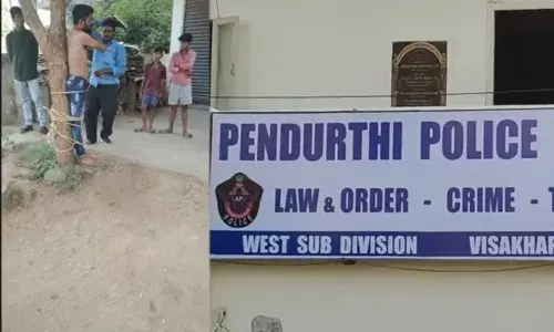 Visakhapatnam: విశాఖ జిల్లాలో అమానుషం.. దళిత యువకుడిని చెట్టుకు కట్టేసి.. Visakhapatnam: విశాఖ జిల్లాలో అమానుషం.. దళిత యువకుడిని చెట్టుకు కట్టేసి..