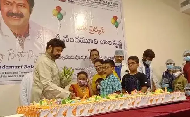Balakrishna Birthday: బసవతారకం ఆసుపత్రిలో బాలయ్య పుట్టినరోజు వేడుకలు.. 62 కిలోల కేకు కట్..
