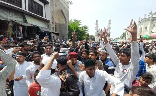 Charminar: చార్మినార్ దగ్గర ఉద్రిక్తత.. నుపుర్ శర్మ వ్యాఖ్యలపై నిరసన.. Charminar: చార్మినార్ దగ్గర ఉద్రిక్తత.. నుపుర్ శర్మ వ్యాఖ్యలపై నిరసన..