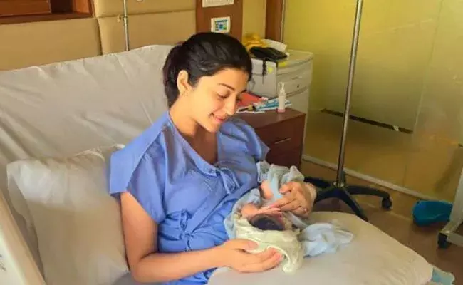 Pranitha Subhash: ఆడబిడ్డకు జన్మనిచ్చిన ప్రణీత.. సోషల్ మీడియాలో పోస్ట్ షేర్.. Pranitha Subhash: ఆడబిడ్డకు జన్మనిచ్చిన ప్రణీత.. సోషల్ మీడియాలో పోస్ట్ షేర్..