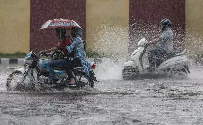 Rains: వచ్చే ఐదు రోజుల్లో ఆ 18 రాష్ట్రాల్లో భారీ వర్షాలు.. Rains: వచ్చే ఐదు రోజుల్లో ఆ 18 రాష్ట్రాల్లో భారీ వర్షాలు..