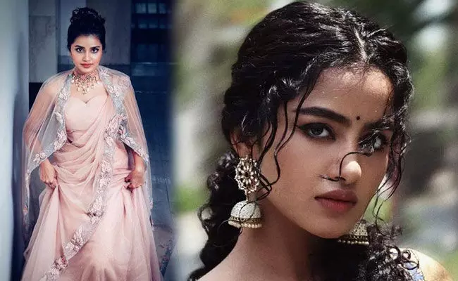 Anupama Parameswaran: ఆ సినిమా ఫస్ట్ డేకు బుర్కాలో సుదర్శన్ థియేటర్కు వెళ్లాను: అనుపమ Anupama Parameswaran: ఆ సినిమా ఫస్ట్ డేకు బుర్కాలో సుదర్శన్ థియేటర్కు వెళ్లాను: అనుపమ