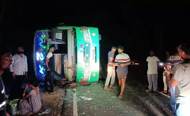 Rajahmundry: ఘోర రోడ్డు ప్రమాదం.. ట్రావెల్స్‌ బస్సు బోల్తా.. అయిదుగురు మృతి..