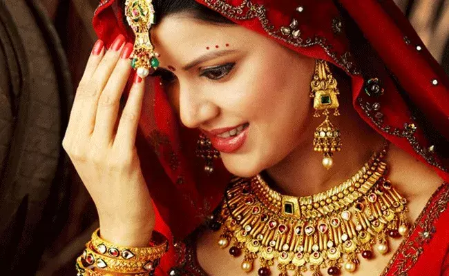 Gold and Silver Rates Today : బంగారం ధరలో మార్పు లేదు.. వెండి ధరలు మాత్రం..
