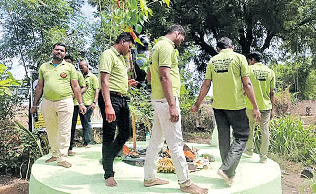 Maharashtra: భార్యలతో వేగలేని పురుషులు.. రావి చెట్టుకు 108 ప్రదక్షిణలు Maharashtra: భార్యలతో వేగలేని పురుషులు.. రావి చెట్టుకు 108 ప్రదక్షిణలు