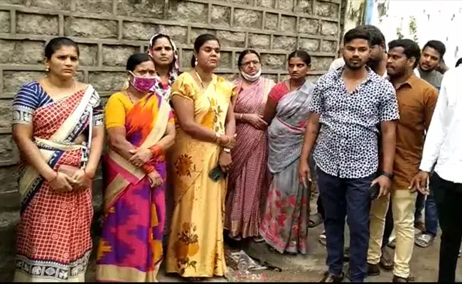 Chandanagar: బాలికకు యువకుడి వేధింపులు.. అత్యాచారం చేశాడంటూ తల్లిదండ్రుల ఆరోపణ.. Chandanagar: బాలికకు యువకుడి వేధింపులు.. అత్యాచారం చేశాడంటూ తల్లిదండ్రుల ఆరోపణ..