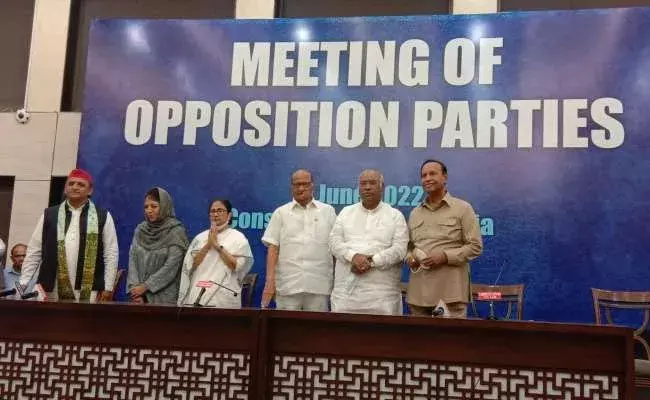 Opposition Meet: మమతా బెనర్జీ నేతృత్వంలో విపక్షాల సమావేశం.. మరో వారంలో మళ్లీ.. Opposition Meet: మమతా బెనర్జీ నేతృత్వంలో విపక్షాల సమావేశం.. మరో వారంలో మళ్లీ..