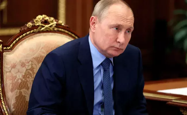 Vladimir Putin: రష్యా అధ్యక్షుడు పుతిన్ ఆరోగ్యంపై ఊహాగానాలు.. ఎక్కువ రోజులు బతకలేరంటూ.. Vladimir Putin: రష్యా అధ్యక్షుడు పుతిన్ ఆరోగ్యంపై ఊహాగానాలు.. ఎక్కువ రోజులు బతకలేరంటూ..