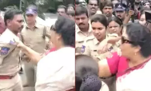 Renuka Chowdhury: రాజ్భవన్ ముట్టడిలో ఉద్రిక్తత.. ఎస్ఐ కాలర్ పట్టుకున్న రేణుకా చౌదరీ.. Renuka Chowdhury: రాజ్భవన్ ముట్టడిలో ఉద్రిక్తత.. ఎస్ఐ కాలర్ పట్టుకున్న రేణుకా చౌదరీ..