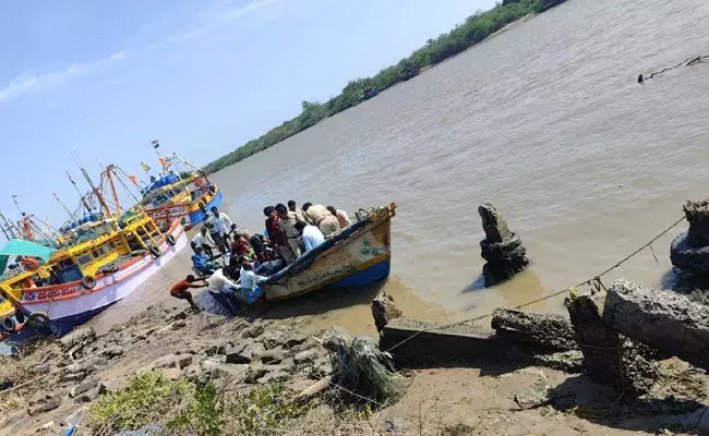 Bapatla: బాపట్లలో విషాదం.. సముద్ర స్నానానికి వెళ్లిన నలుగురు చిన్నారులు గల్లంతు..