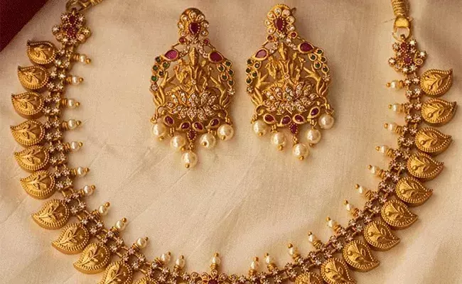 Gold and Silver Rates Today : భారీగా పెరిగిన బంగారం, వెండి ధరలు.. Gold and Silver Rates Today : భారీగా పెరిగిన బంగారం, వెండి ధరలు..