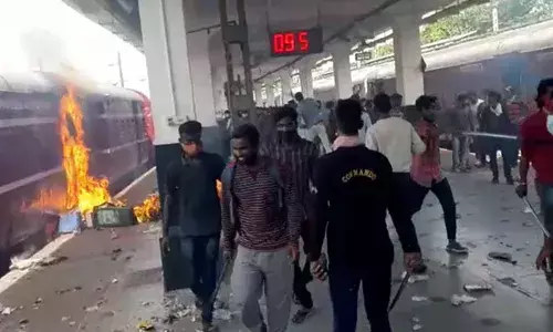 Secunderabad: సికింద్రాబాద్ రైల్వే స్టేషన్ ముట్టడికి ముందే ప్లాన్..! సోషల్ మీడియాలో గ్రూపులు.. Secunderabad: సికింద్రాబాద్ రైల్వే స్టేషన్ ముట్టడికి ముందే ప్లాన్..! సోషల్ మీడియాలో గ్రూపులు..