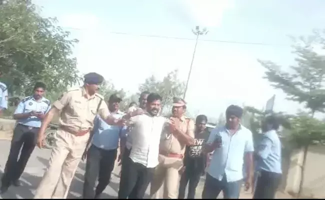 Revanth Reddy: బాసర ట్రిపుల్ ఐటీ వద్ద రేవంత్రెడ్డి అరెస్ట్.. Revanth Reddy: బాసర ట్రిపుల్ ఐటీ వద్ద రేవంత్రెడ్డి అరెస్ట్..