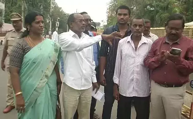 Driver Subrahmanyam: గవర్నర్ను కలిసిన ఎమ్మెల్సీ అనంతబాబు డ్రైవర్ సుబ్రహ్మణ్యం తండ్రి.. Driver Subrahmanyam: గవర్నర్ను కలిసిన ఎమ్మెల్సీ అనంతబాబు డ్రైవర్ సుబ్రహ్మణ్యం తండ్రి..