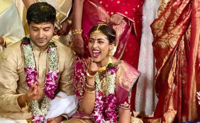 Madhu Shalini: సీక్రెట్గా ఆర్జీవీ హీరోయిన్ పెళ్లి.. తమిళ నటుడితో.. Madhu Shalini: సీక్రెట్గా ఆర్జీవీ హీరోయిన్ పెళ్లి.. తమిళ నటుడితో..