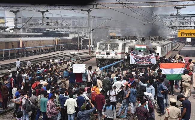 Secunderabad: సికింద్రాబాద్‌ రైల్వేస్టేషన్‌ విధ్వంసం.. 46మందిపై కేసు నమోదు..