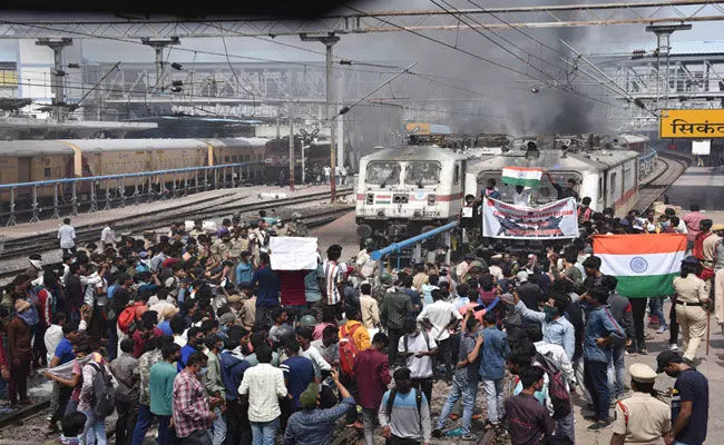 Secunderabad: సికింద్రాబాద్ రైల్వేస్టేషన్ విధ్వంసం.. 46మందిపై కేసు నమోదు.. Secunderabad: సికింద్రాబాద్ రైల్వేస్టేషన్ విధ్వంసం.. 46మందిపై కేసు నమోదు..