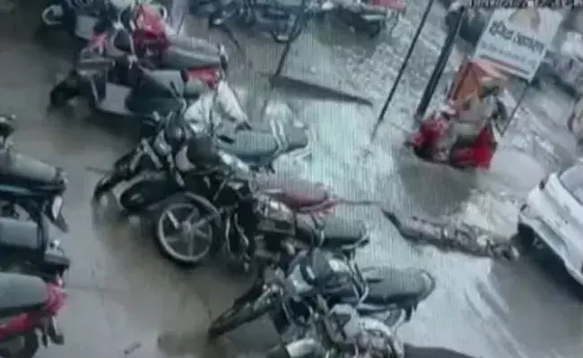 Heavy Rain: భారీ వర్షం.. మ్యాన్ హోల్ లో పడిపోయిన భార్యాభర్తలు.. వీడియో వైరల్ Heavy Rain: భారీ వర్షం.. మ్యాన్ హోల్ లో పడిపోయిన భార్యాభర్తలు.. వీడియో వైరల్