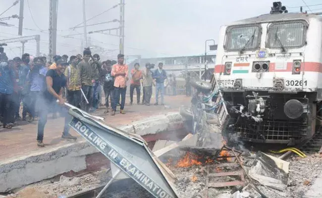 Secunderabad: సికింద్రాబాద్ అల్లర్ల కేసు రిమాండ్ రిపోర్టులో కీలక విషయాలు.. Secunderabad: సికింద్రాబాద్ అల్లర్ల కేసు రిమాండ్ రిపోర్టులో కీలక విషయాలు..